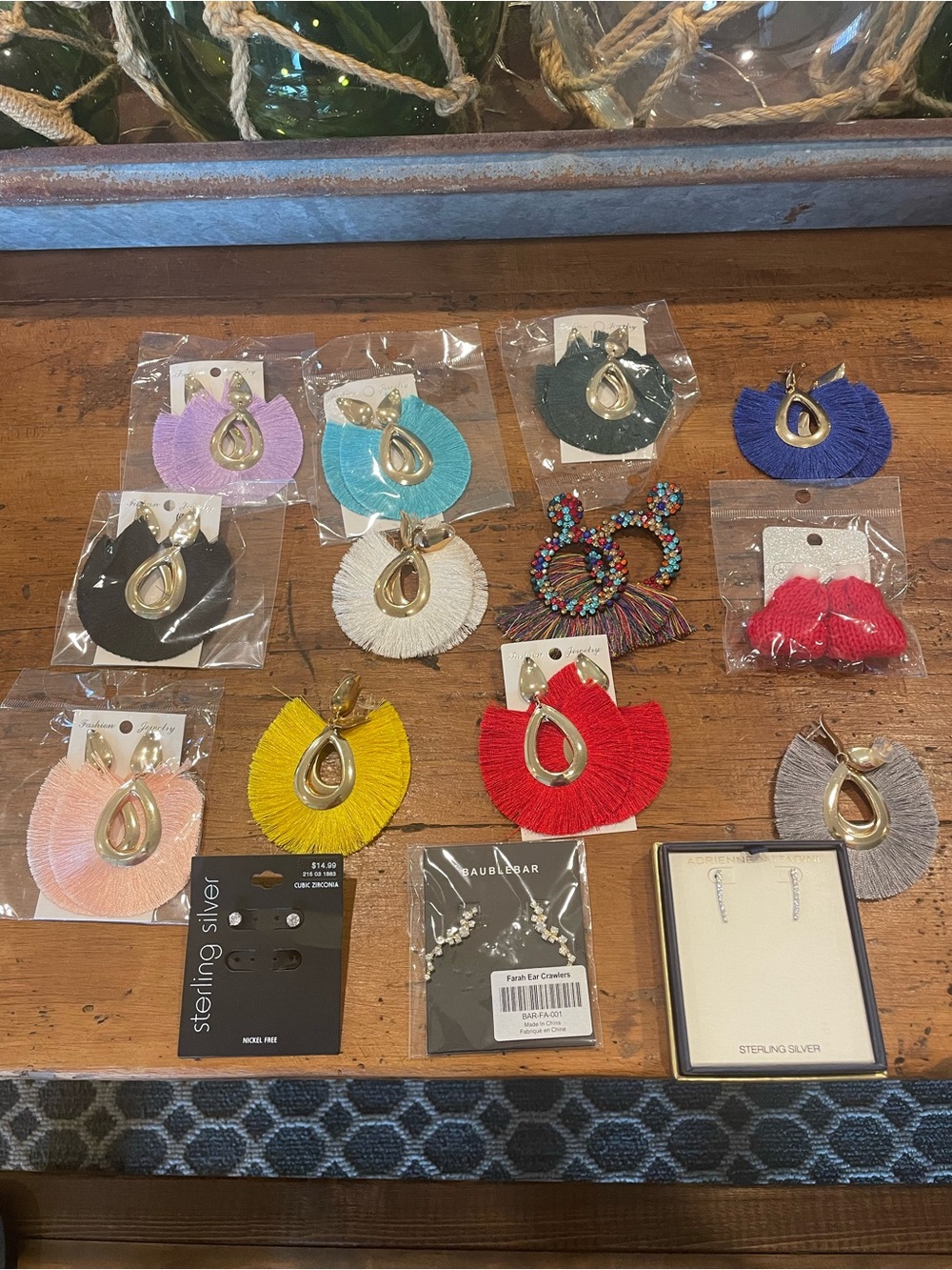 Lot of 15 pairs of earrings.